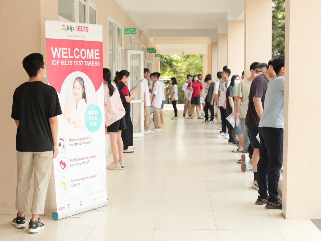 Nên thi IELTS trên giấy hay trên máy tính