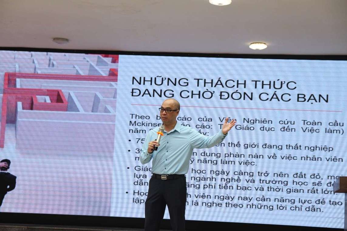 thay-nguyen-anh-duc-smartcom-huong-nghiep-hoc-sinh-thpt-xuan-dinh