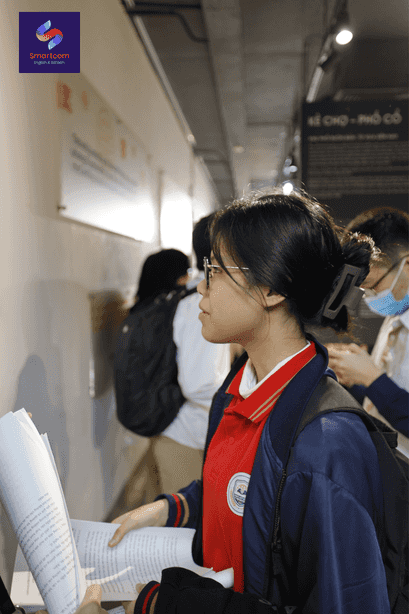 Em Kl992 Com Truy cập nhà cái tiền thưởng dễ dàng đang đọc ghi chú của những vật được trưng bày tại Trung Tâm Giao Lưu Văn Hóa Phố Cổ - 50 Đào Duy Từ