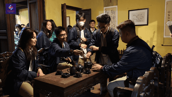 Không giấu được sự thích thú, cùng bạn bè hòa vào không khí cổ xưa… theo một cách hiện đại)