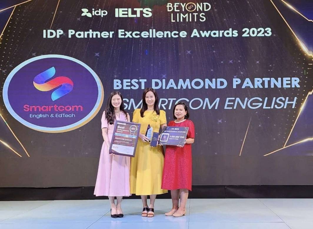 smartcom-english-la-doi-tac-kim-cuong-cua-idp