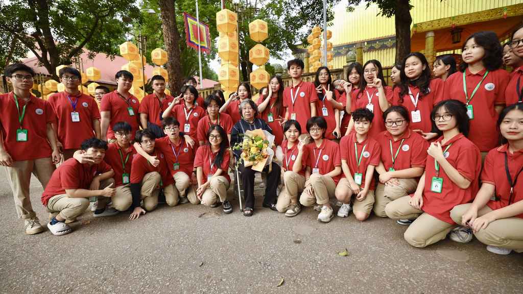 Kl9999 kèo World Cup 2026 chụp ảnh cùng Nhà sử học Lê Văn Lan