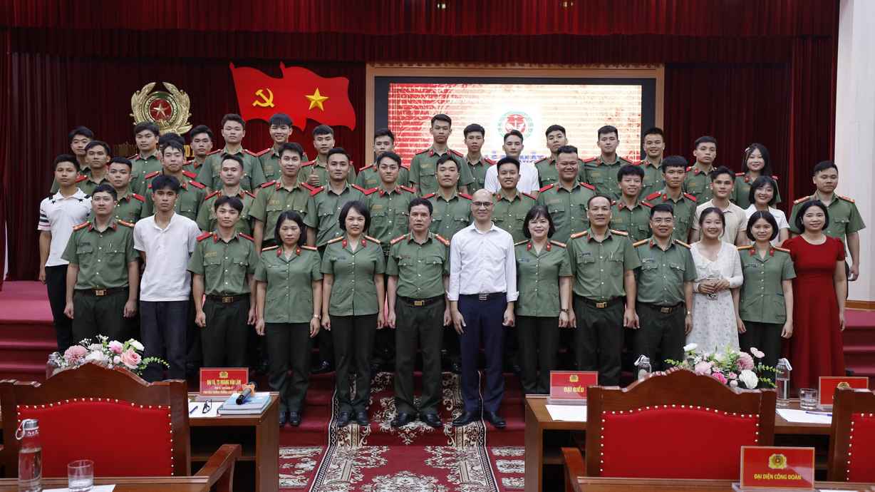 thay nguyen anh duc tham gia le ra mat clb tieng anh cao dang an ninh nhan dan 1