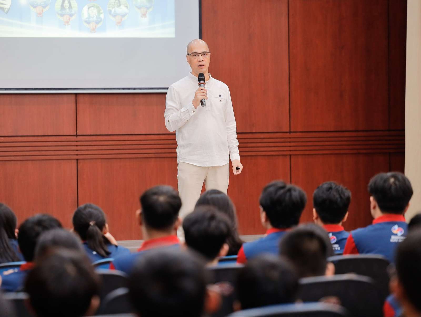 thay nguyen anh duc smartcom english 2