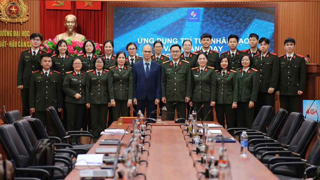 thay nguyen anh duc chup hinh cung lanh dao nha truong scaled
